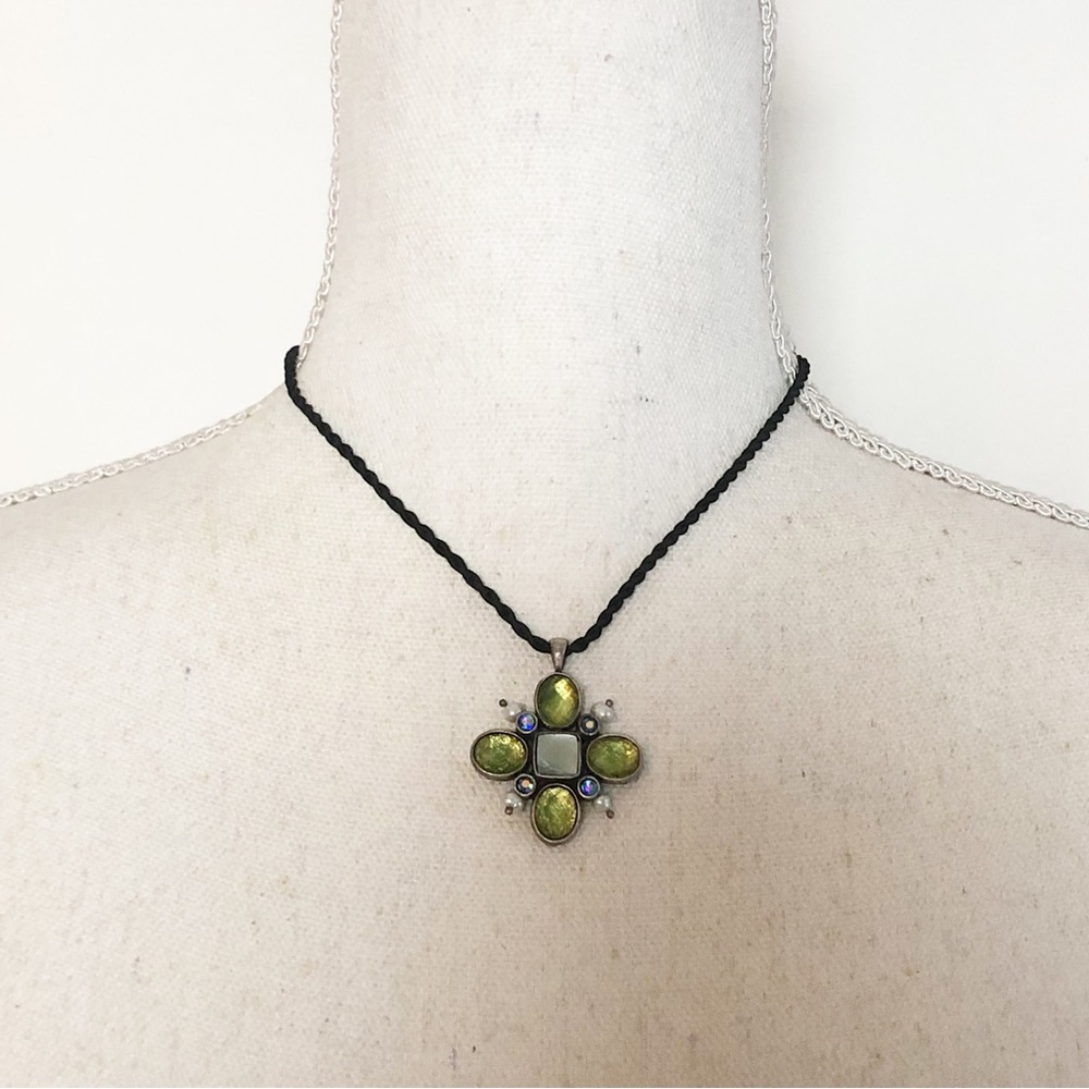 LIA SOPHIA "Bloommates" Mother of Pearl, Flower Pendant Resin, Necklace